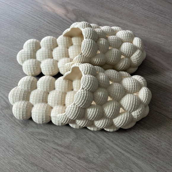 Sphere Slides , Bubble slippers men’s 10-11 cream color, spot on bottom 👍🏼 - Picture 2 of 5